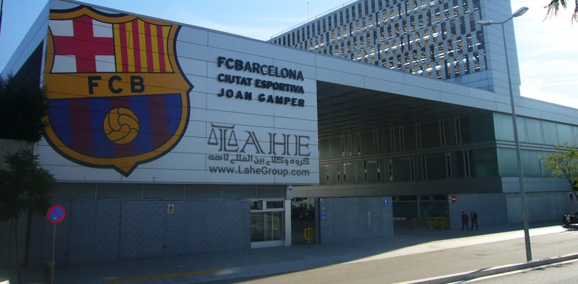 وکیل برای ثبت نام در آکادمی فوتبال بارسلونا